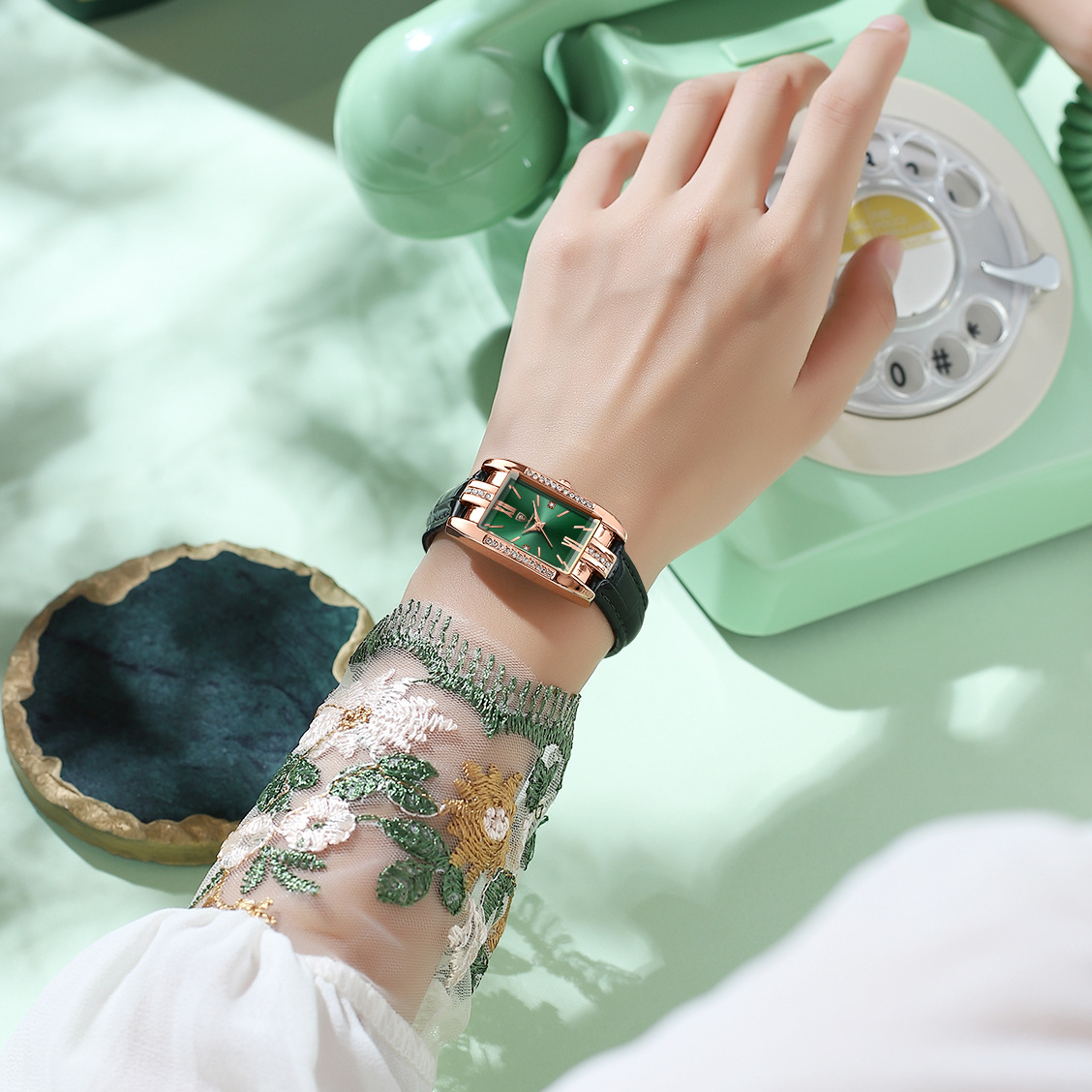 Swiss brand's new women's watch with waterproof ultra-thin leather strap quartz watch is a live-streaming export bestseller with one-piece consignment Specification image