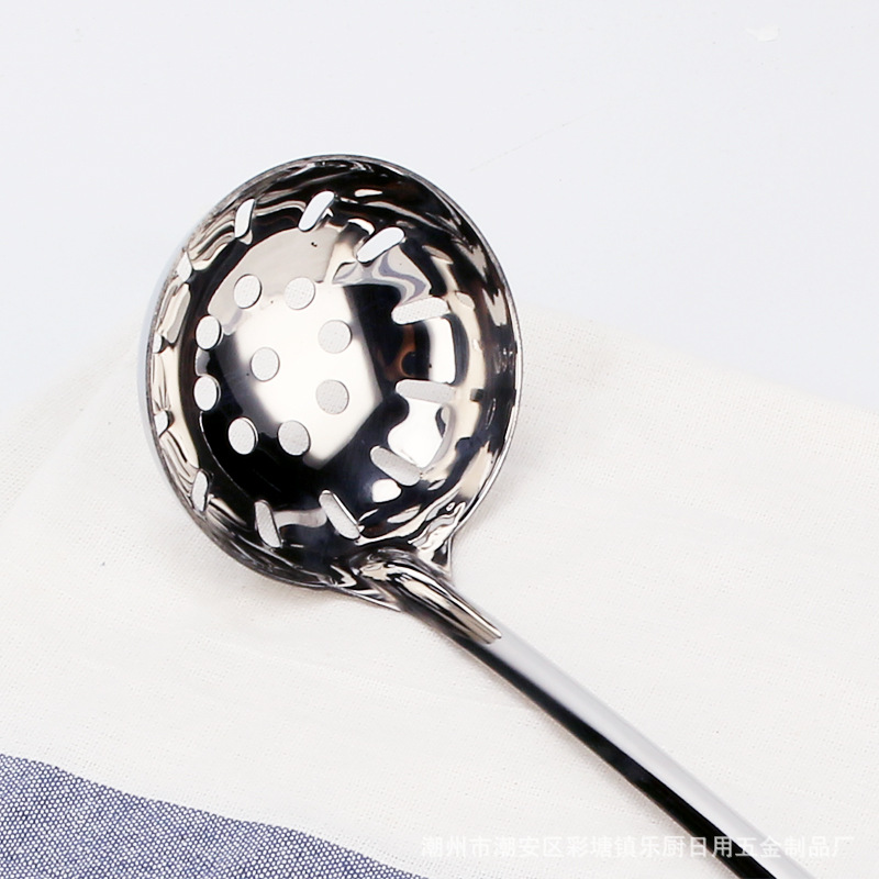 Household and commercial stainless steel hot pot spoons, small hot pot spoons, soup spoons and strainer sets, one spoon per person for serving soup Application Scenario