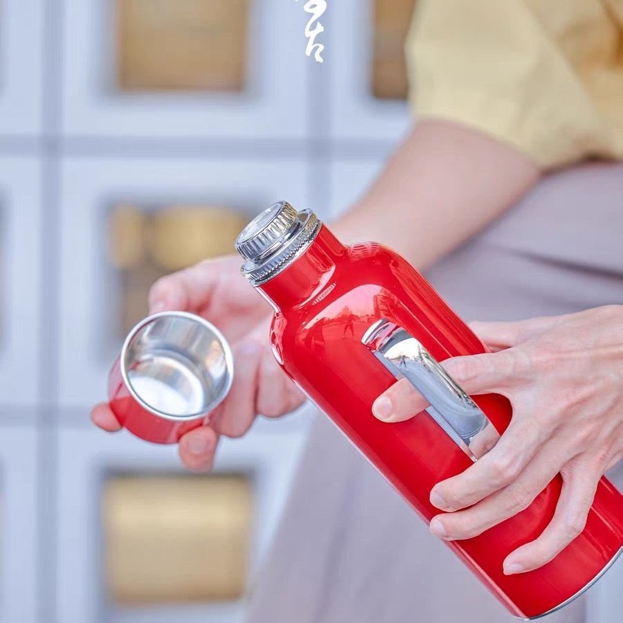 Simple Fashion Large Capacity Cup Outdoor Travel Easy To Carry Thermos Cup Minimalist High Appearance Level Thermos Cup Application Scenario
