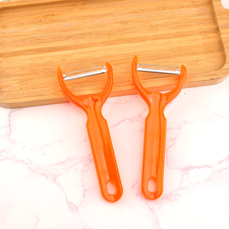 A stainless steel peeler for peeling fruits and potatoes at home Application Scenario