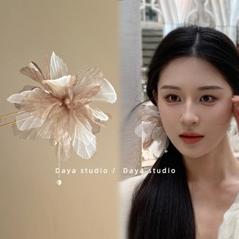 A withered leaf butterfly chiffon flower bead hairpin, elegant tassel U-shaped hairpin, new Chinese-style coiled hairpin, ethereal Application Scenario