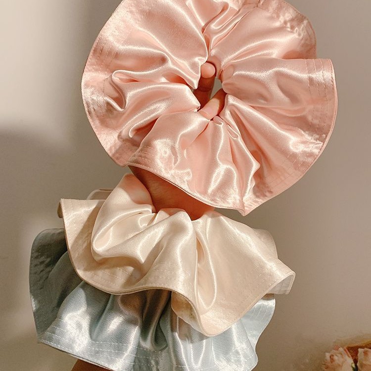 French-style gentle pink satin large intestine hair band, a luxurious and laid-back female style, oversized hair accessory with a hair tie