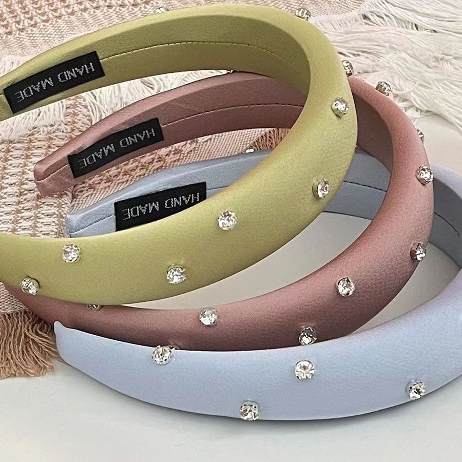 New ins silk satin surface rhinestone pressure headband from Japan and South Korea, high top of the head sponge moisture-making face slimming summer headband hair accessory Application Scenario