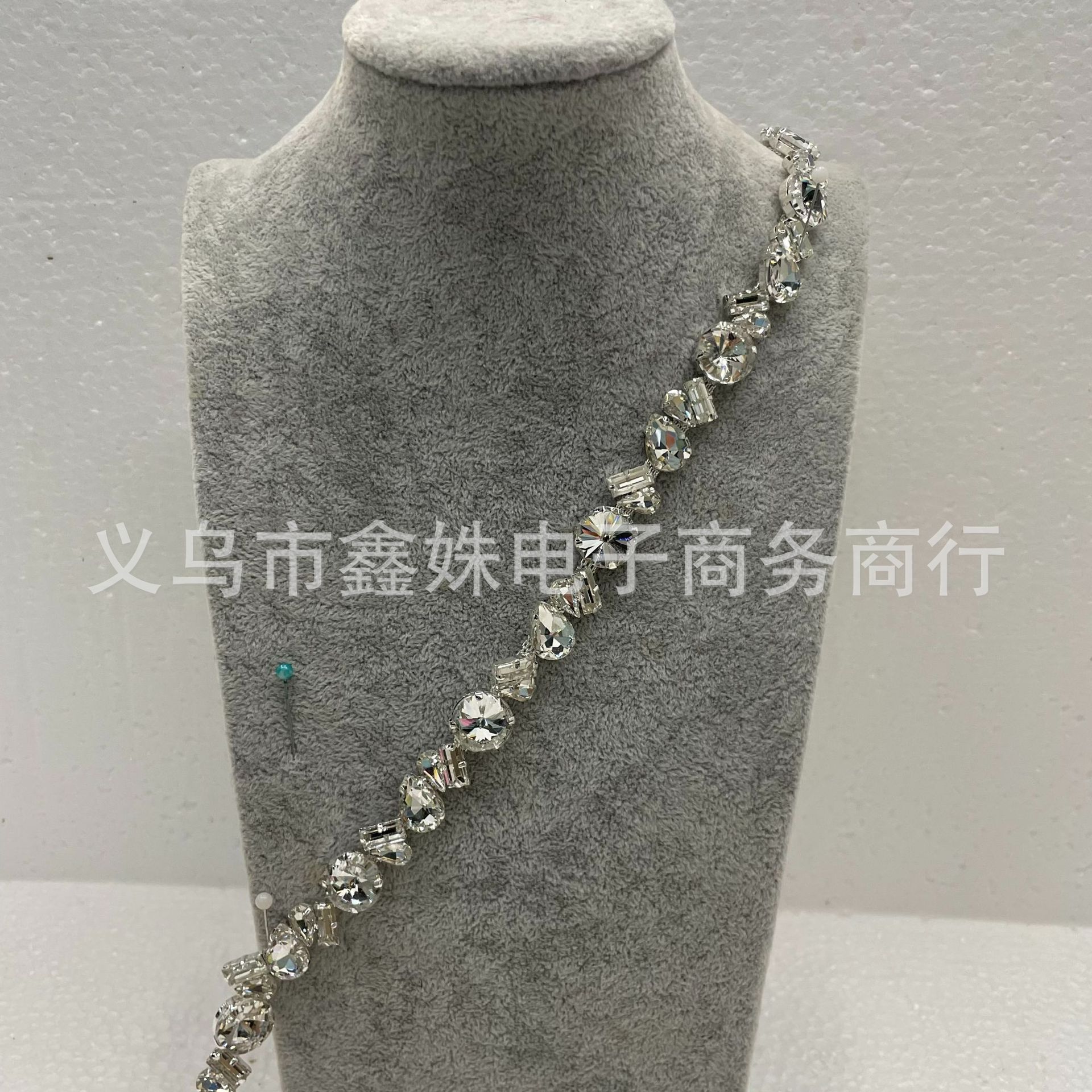 Factory direct sales of hardware diamond chains, welded accessories, water diamond chains, horse eye diamond fancy code chains, diy clothes and headwear Application Scenario