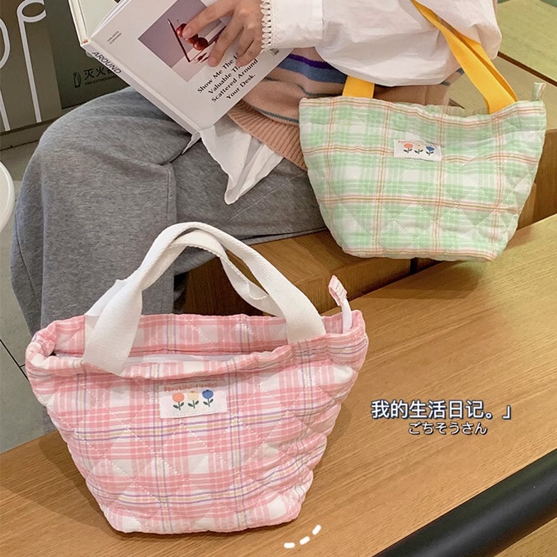 Insulated lunch box bag, portable handbag, thickened aluminum foil, waterproof, office worker's lunch bag, primary school student's lunch bag Application Scenario