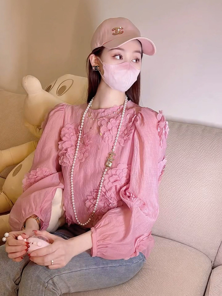 This year, the 2023 early spring new French design pink shirt is in vogue. It's a unique, exquisite and beautiful top for women Item Picture