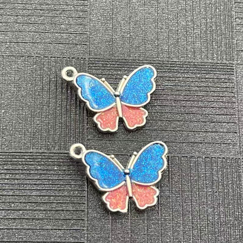Factory direct sales of pink and blue flowing sand butterfly pendant, super sweet and ethereal necklace, Korean version of best friend spring and summer accessories, personalized and trendy Application Scenario