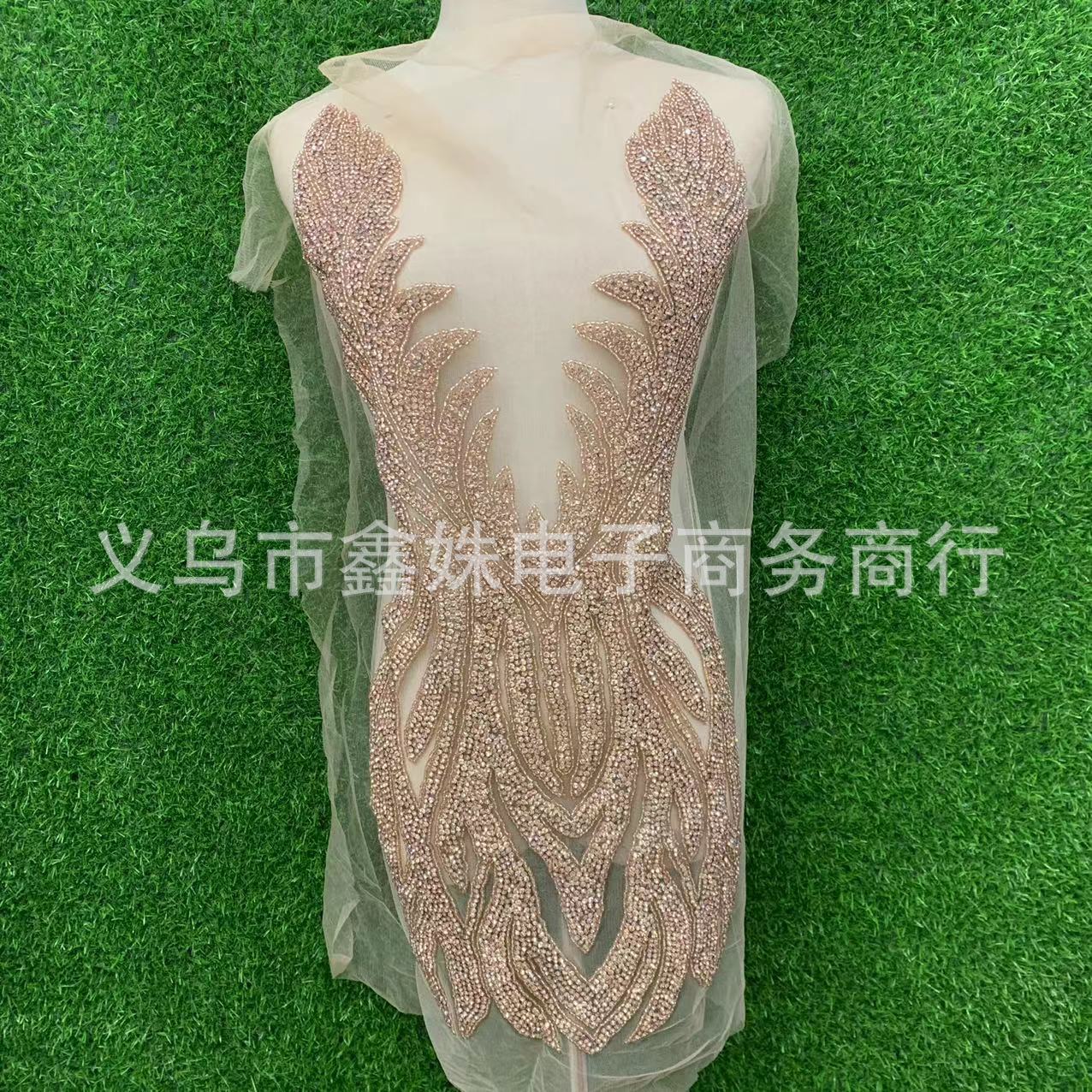 The latest feature of Crystal Purple is that the front V-neck is hand-stitched with beaded decorative decals for wedding dresses and evening gowns Item Picture