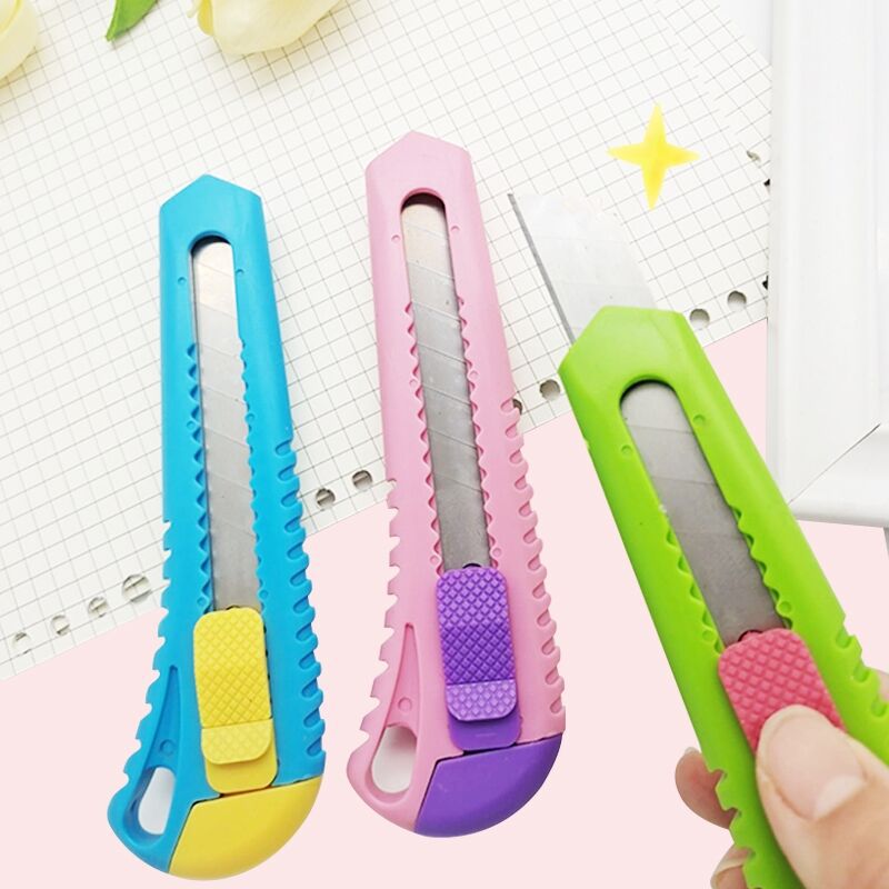 Cross-border wholesale candy two-color utility knife, large stainless steel wallpaper knife, paper cutting knife, cute express delivery knife, box opener Specification image