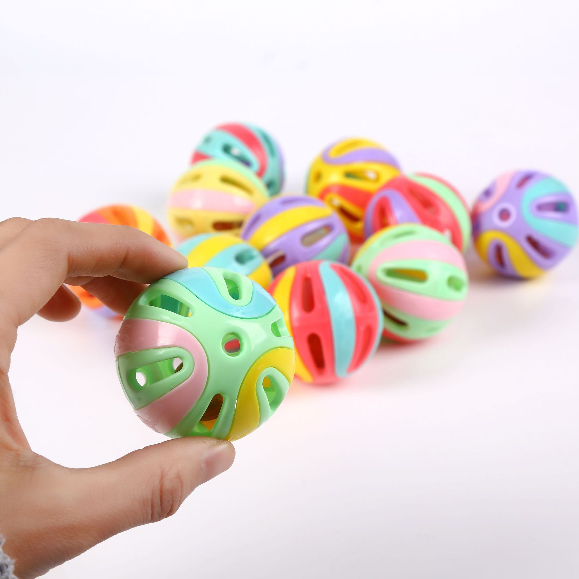 婴儿摇铃玩具多彩拼接铃铛玩具球4.8厘米摇铃球1元玩具售卖机铃铛