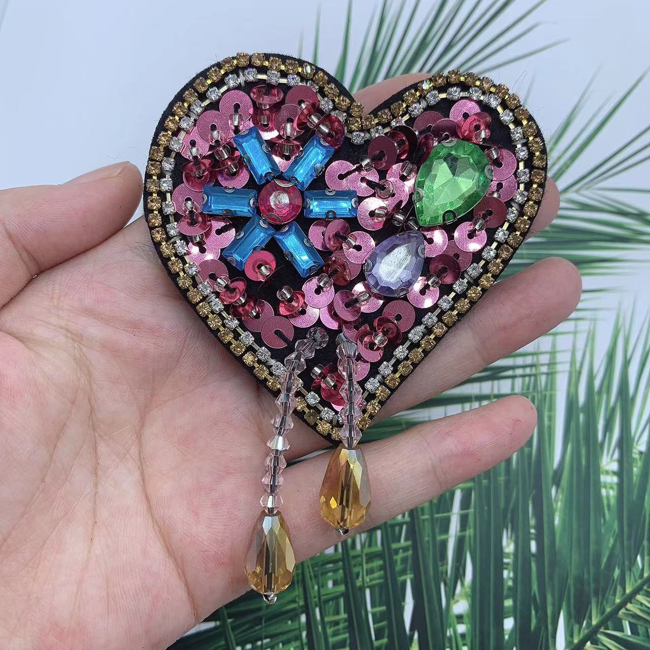 Lan Tong Manufacturers Supply Hot Selling Glass Love Pendant Heart Heart Clothes Bag Hat Accessories Clothing Accessories Specification drawing