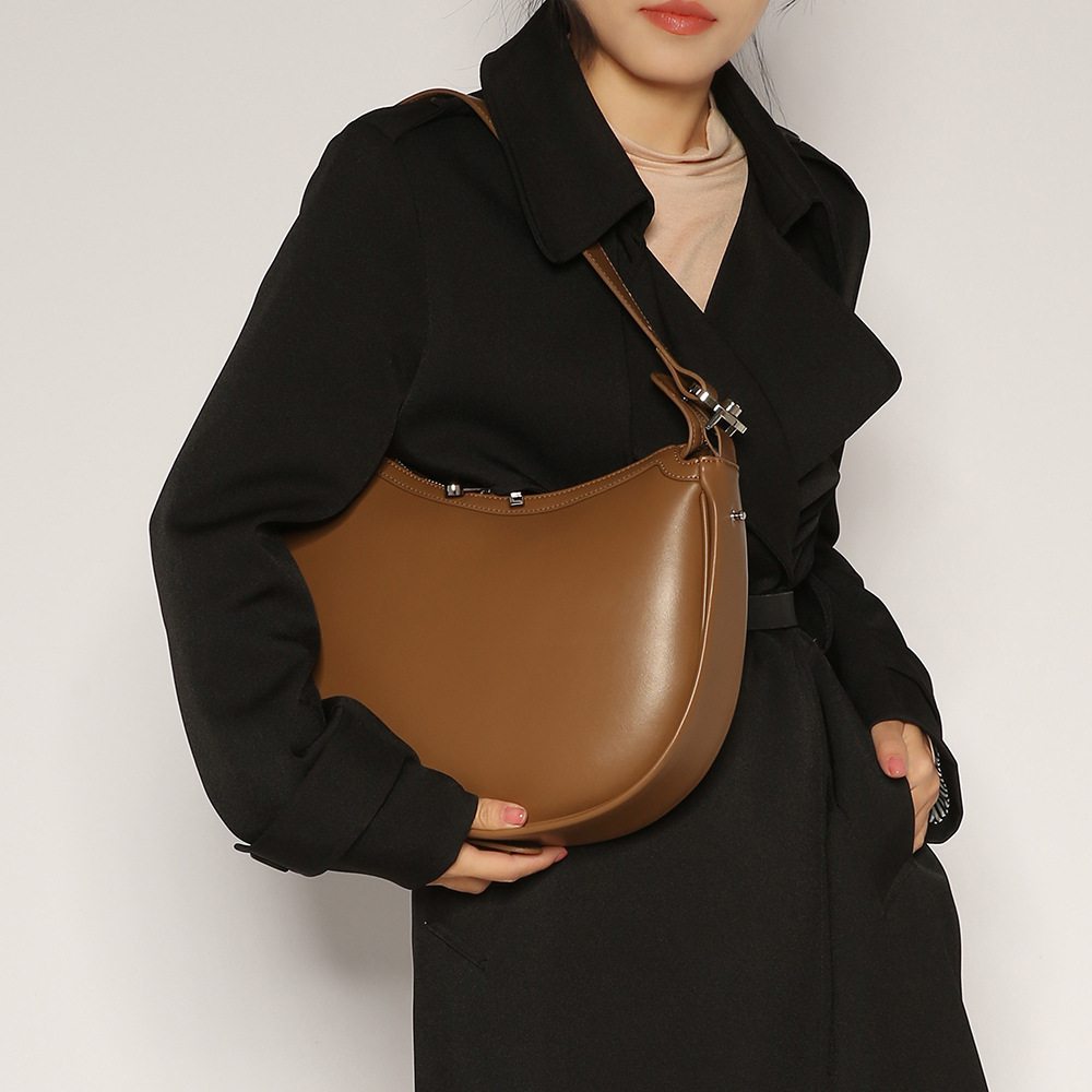 Autumn And Winter New Fashion Crescent Bag Hand Bill Of Lading Shoulder Diagonal Bag Simple Senior Sense Of Niche Design Women's Bag details Picture