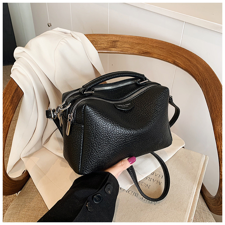 Fashionable women's bag, new Spring 2025 vintage hand-held pillow bag, Boston design sense commuter crossbody bag Application Scenario