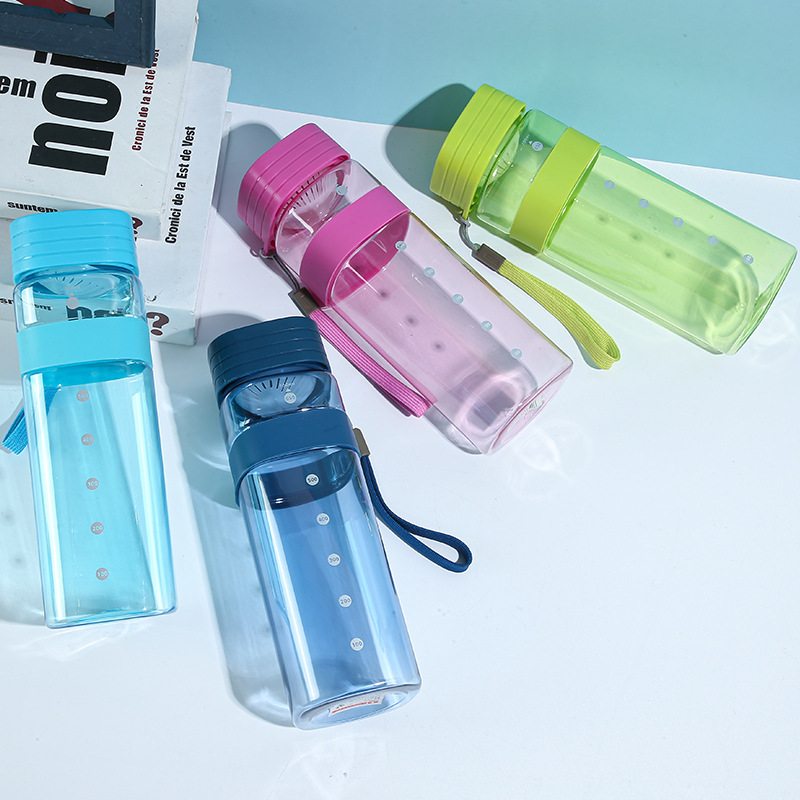 Simple square water cup, plastic space cup, convenient handle, transparent water cup with scale, drinking cup, outdoor sports Application Scenario