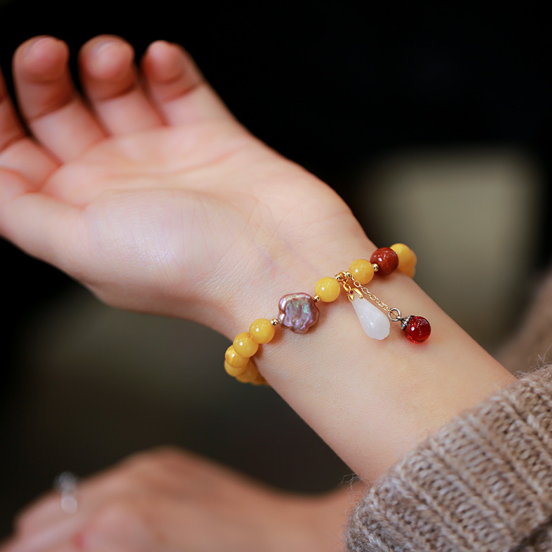 Natural beeswax single-loop bracelet for women, white magnolia flower and freshwater pearl blood amber south red diy bracelet, Chinese style details Picture