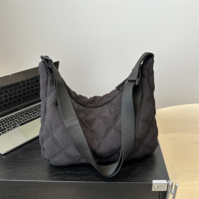 菱格绣线潮小众饺子包女2020新款仙女百搭腋下包时尚纯色单肩小包