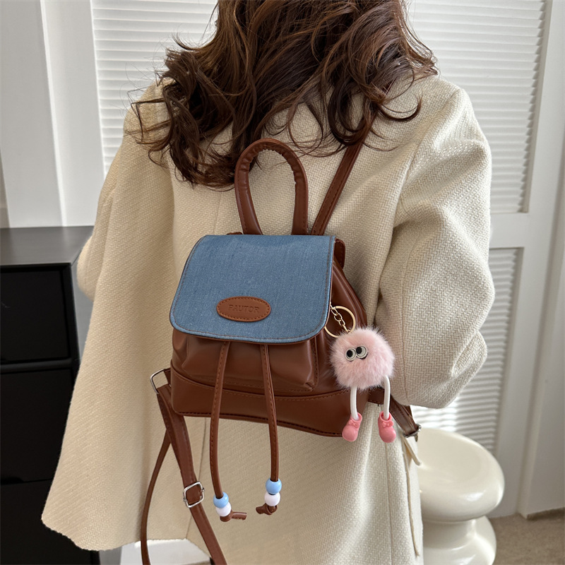 The new retro and fashionable solid-color backpacks for women in 2023 are trendy, casual and simple for autumn travel details Picture