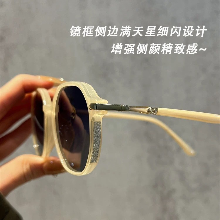 The new type of sunglasses for women can be paired with myopia bands, high-end anti-ultraviolet and sun protection polarized sunglasses 8259 Application Scenario