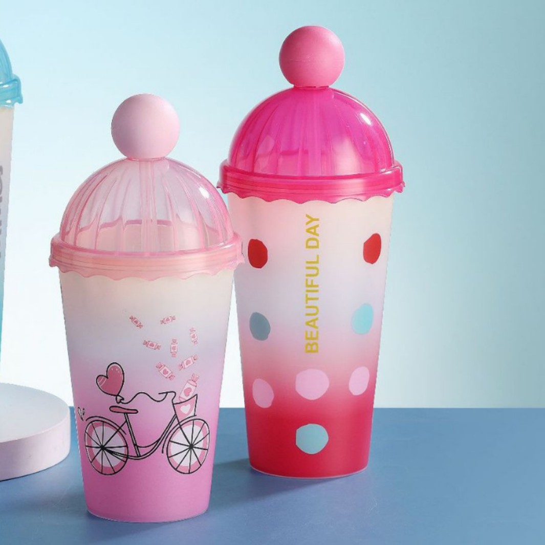 New cartoon plastic water cups, creative cartoon animal straw cups, high appearance level, cute milk tea and juice cups wholesale Application Scenario