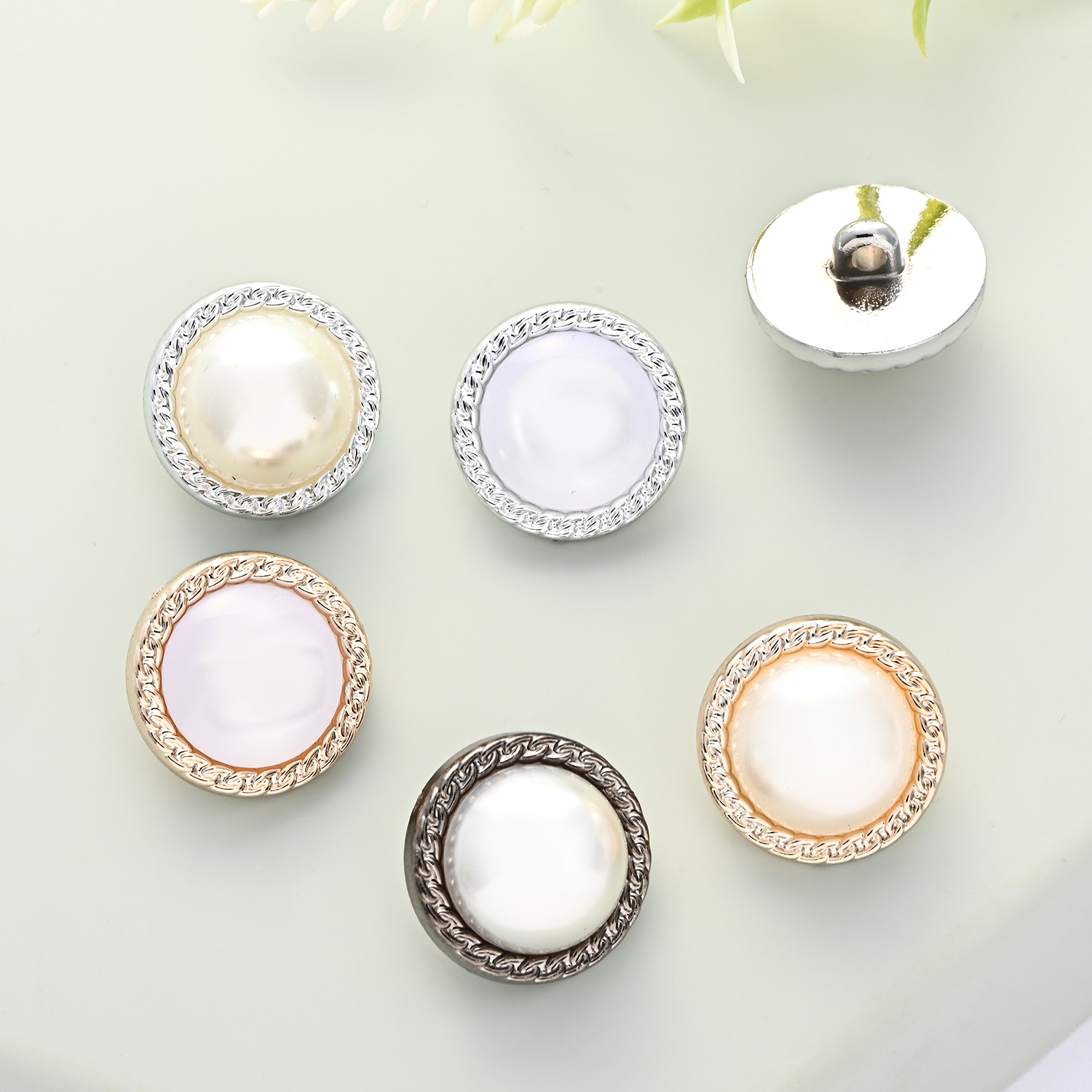 The new Korean-style round and simple clothing buttons are selling well. Metal-edge spiral pattern buttons are available for wholesale from the manufacturer Application Scenario