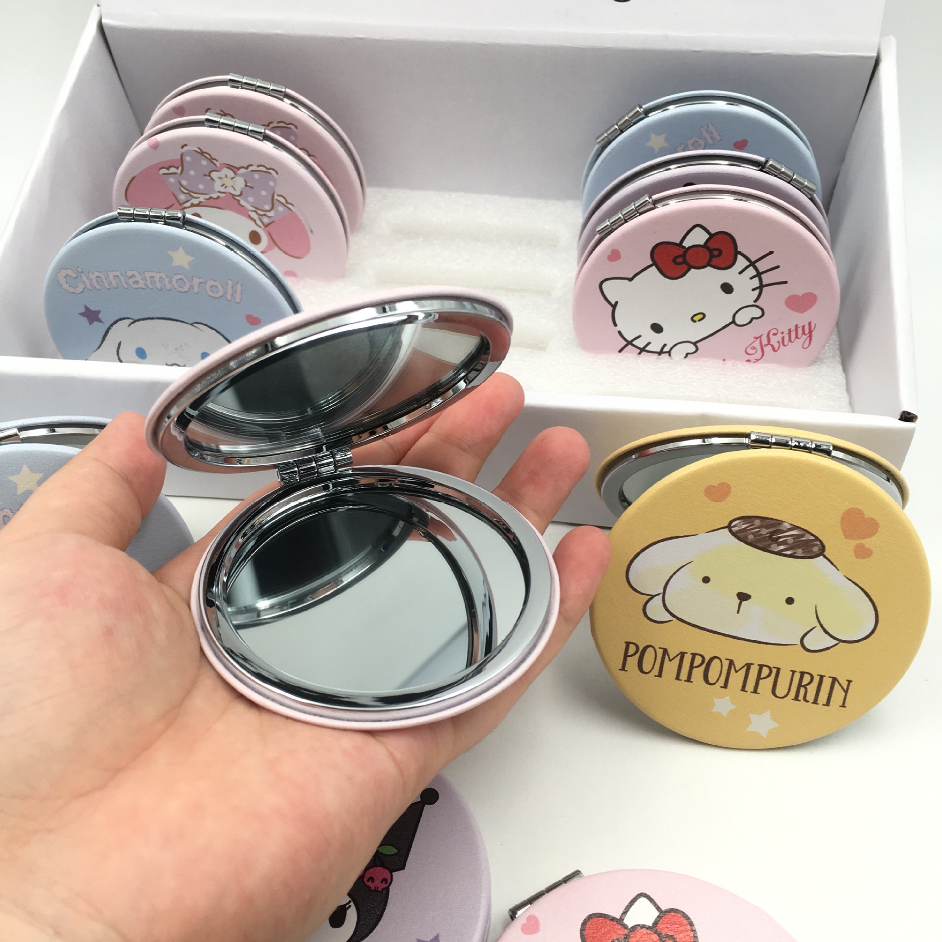 Cartoon and anime family flip mirror PU makeup small mirror, Kuromi Melody Twin Star Cinnamon Dog mirror Application Scenario