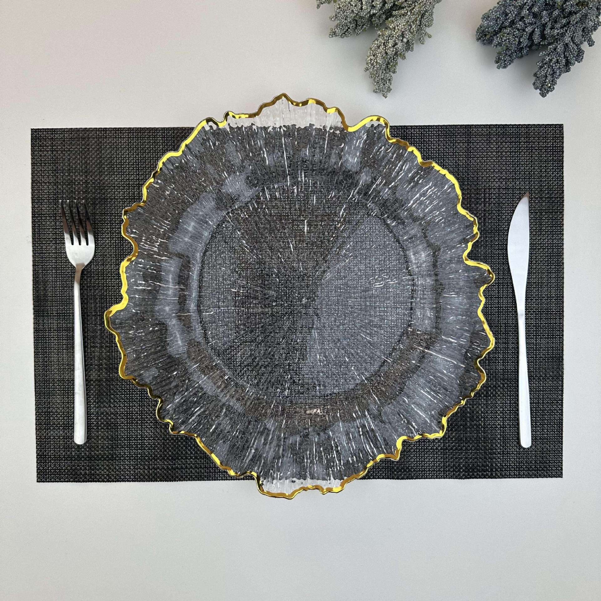 新款设计婚庆餐桌装饰透明塑料不规则边缘充电器透明三聚氰胺板圆详情1