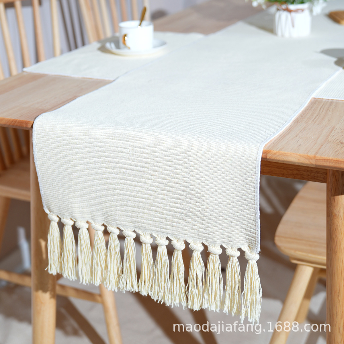 Maoda Modern, fashionable, elegant and simple solid color table flag, beige versatile, thickened tassel side table flag, modern style tea towels, high-quality wear-resistant placemats wholesale