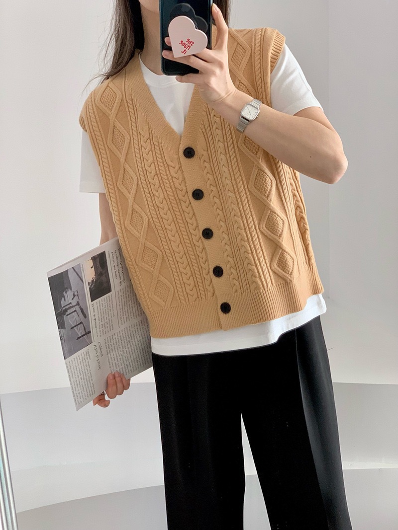 Spring new Korean style simple solid color diamond-shaped twisted loose striped V-neck knitted vest for women Application Scenario