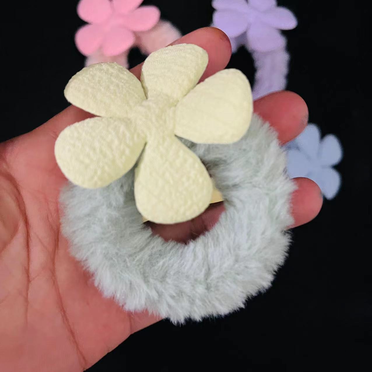 【 No. 72 Hair Tie 】 Hair tie with small flowers, 100 yuan per bundle. Plush small flowers, hair band, hair tie, hair accessory, no damage to hair. Girls' hair tie, little girls, big kids, ponytail hair tie, cute Specification image