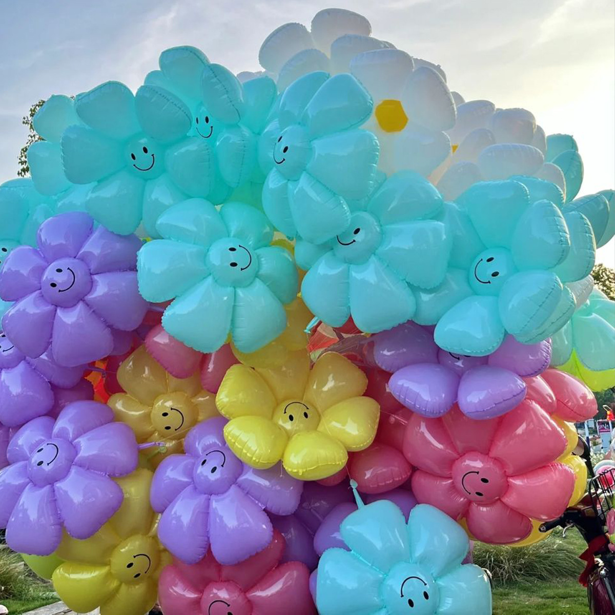 Smiling face balloons, Daisy balloons, floating sunflower balloons, yellow smiling face decorations, wholesale Specification image