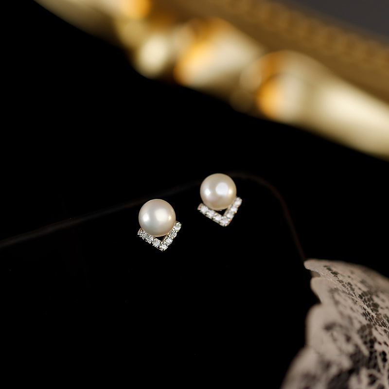 Light Luxury High-Grade Pearl Earrings Female 2023 New Explosive Earrings Exquisite Temperament Earrings Gifts Wholesale Application Scenario