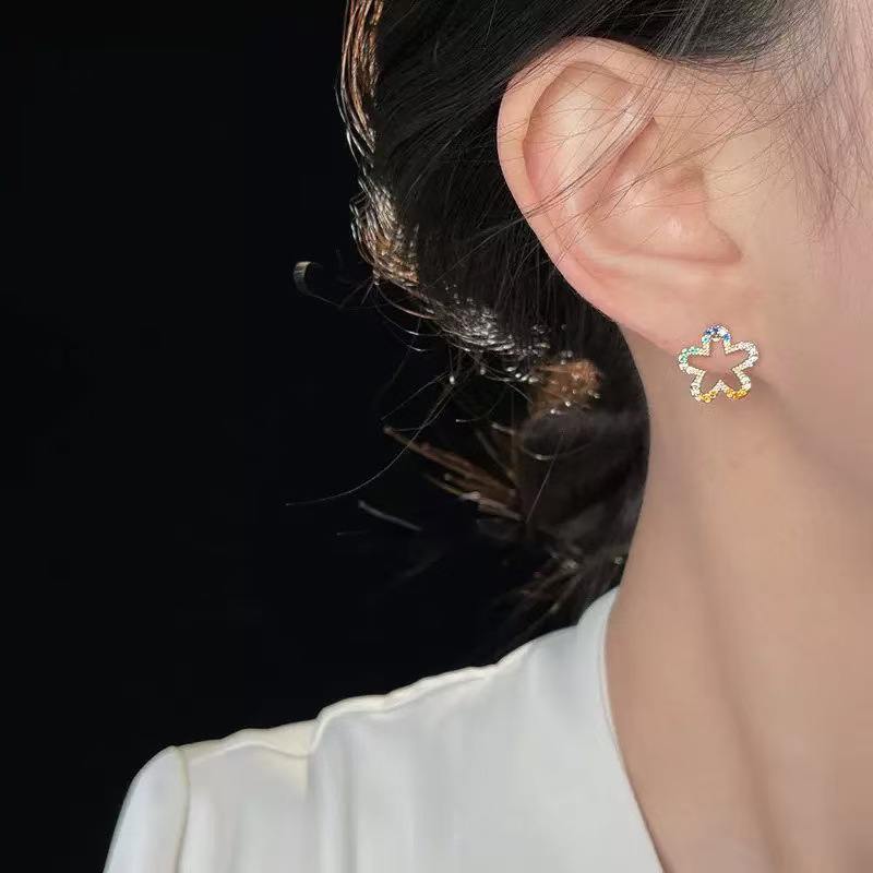 Sweet dopamine-colored micro-inlaid zircon hollowed-out flower stud earrings for spring and summer, a niche design for women, plated with 14K details Picture