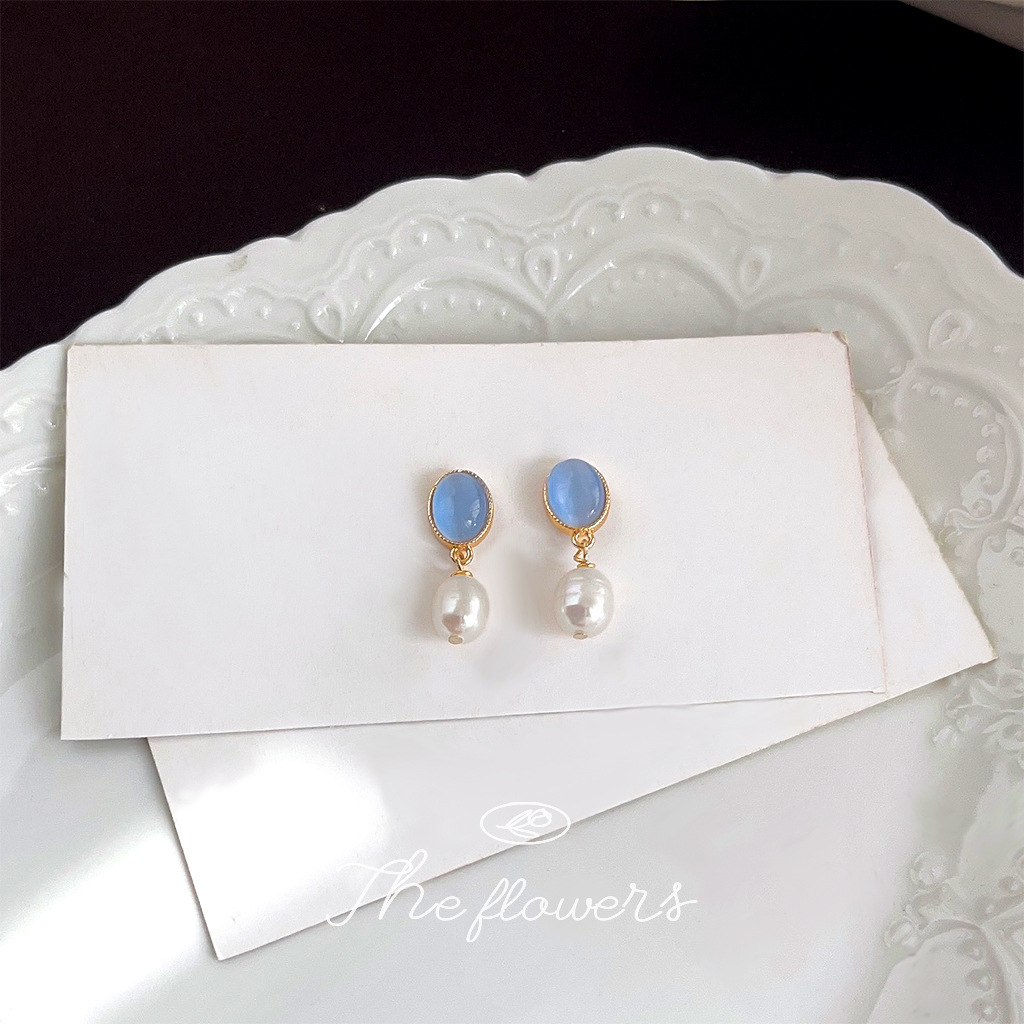 Freshwater pearl French retro glass cat's eye stone handcrafted design, small and simple, commuting 14K plated earrings Application Scenario