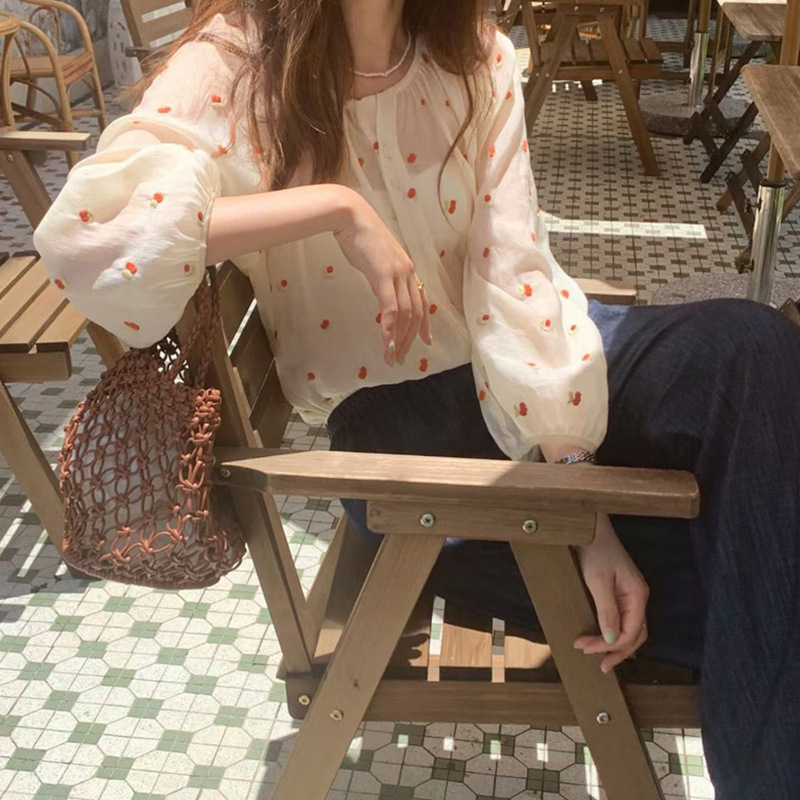 This French round-neck floral polka dot chiffon shirt for women's summer and spring and autumn, with puffed sleeves and silk, has a unique design sense
