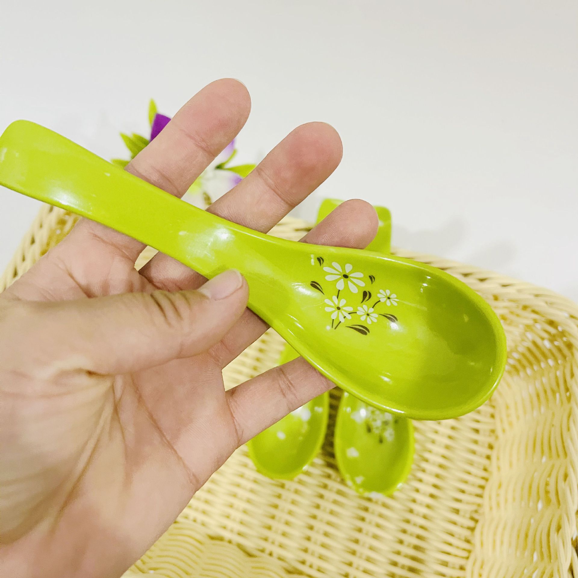 7006 green thick-handled spoon, household daily-use spoon, 1-yuan wholesale supply Application Scenario