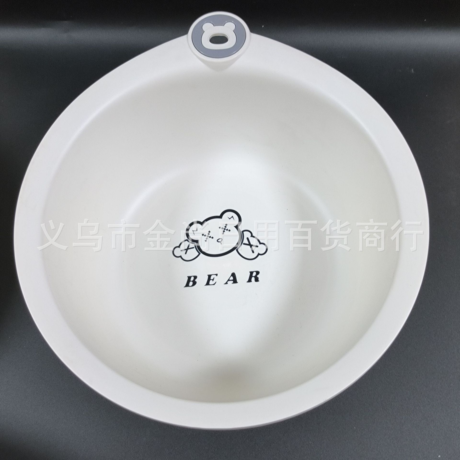 Cool Bear Series fashionable washbasins for students, home use, dormitories, hanging washbasins for washing faces, feet and bottoms Application Scenario