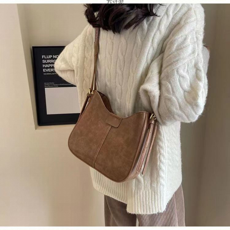 包包女士新款潮感时尚斜挎包复古今年流行宽带单肩水桶包一件批发详情13