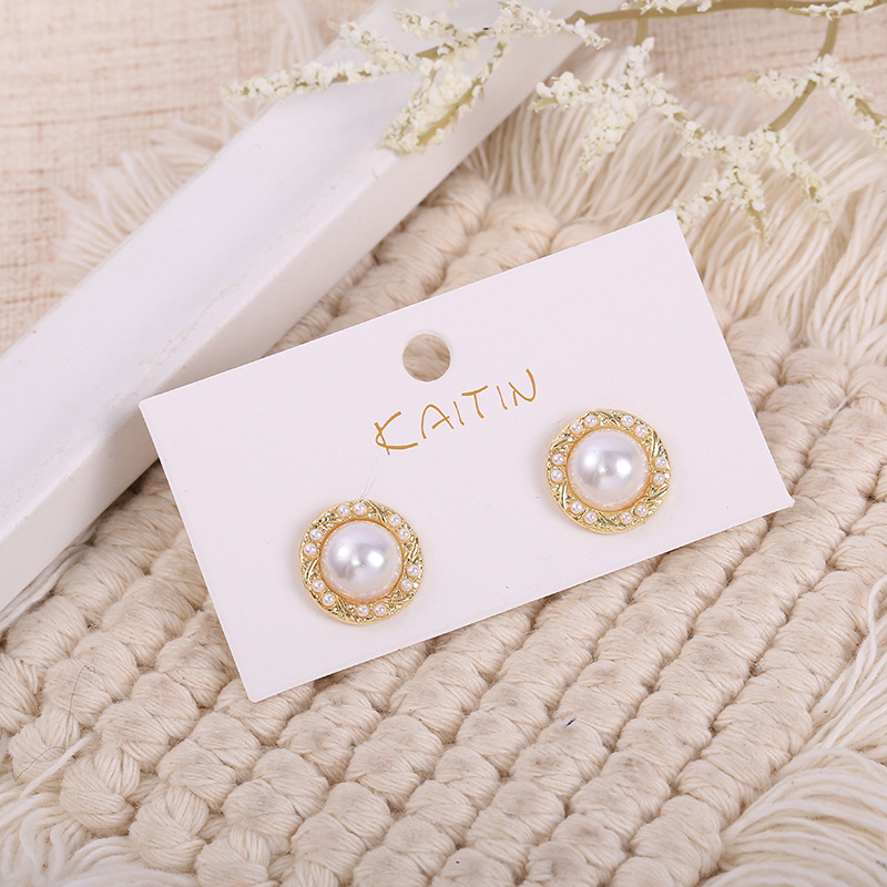 Retro Chanel style light luxury earrings, summer new silver needle stud earrings, feminine pearl niche earrings and pendants, cross-border details Picture