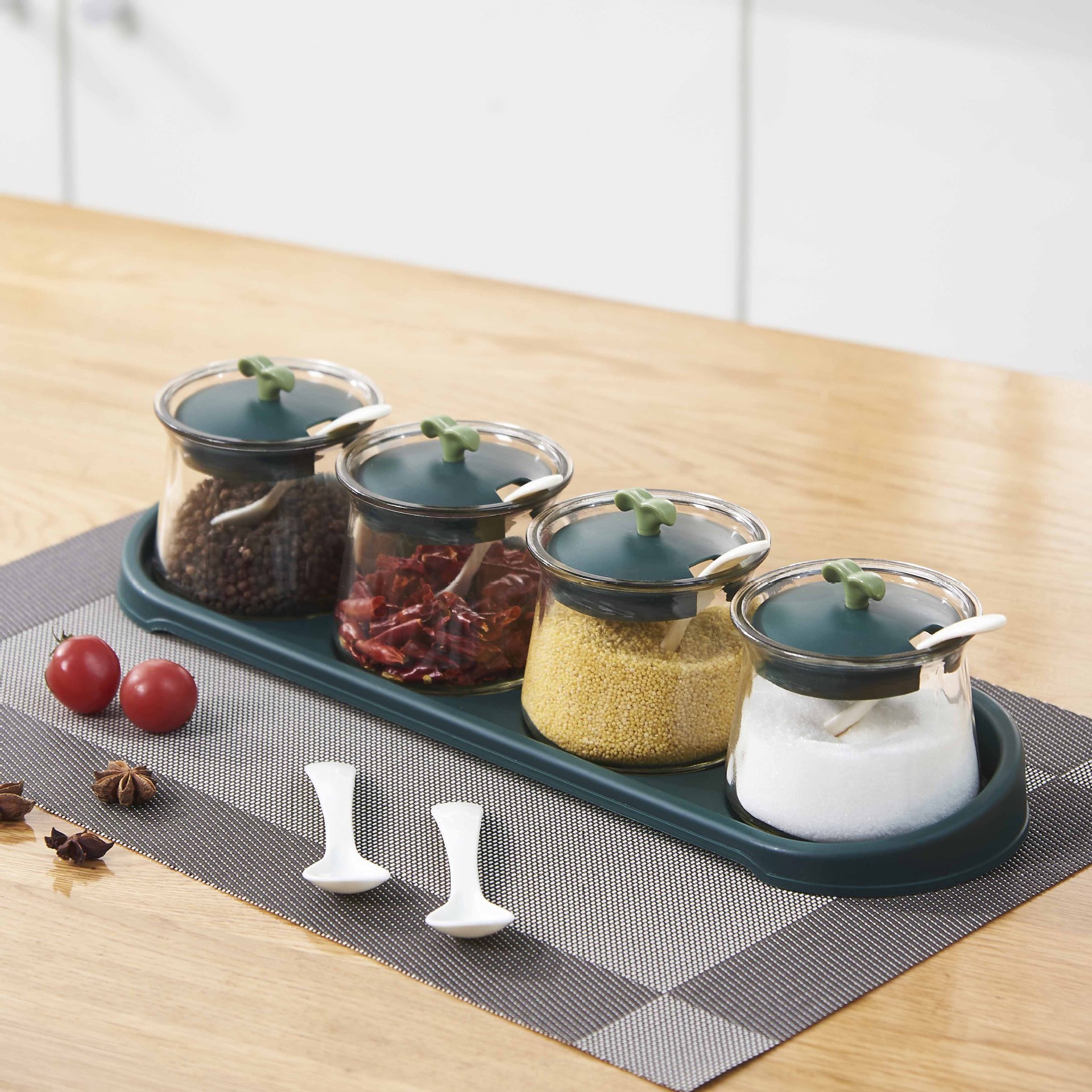 Wholesale color-blocking cartoon seasoning jar storage box, seasoning box set, household combination set, kitchen seasoning bottle and jar, monosodium glutamate Application Scenario