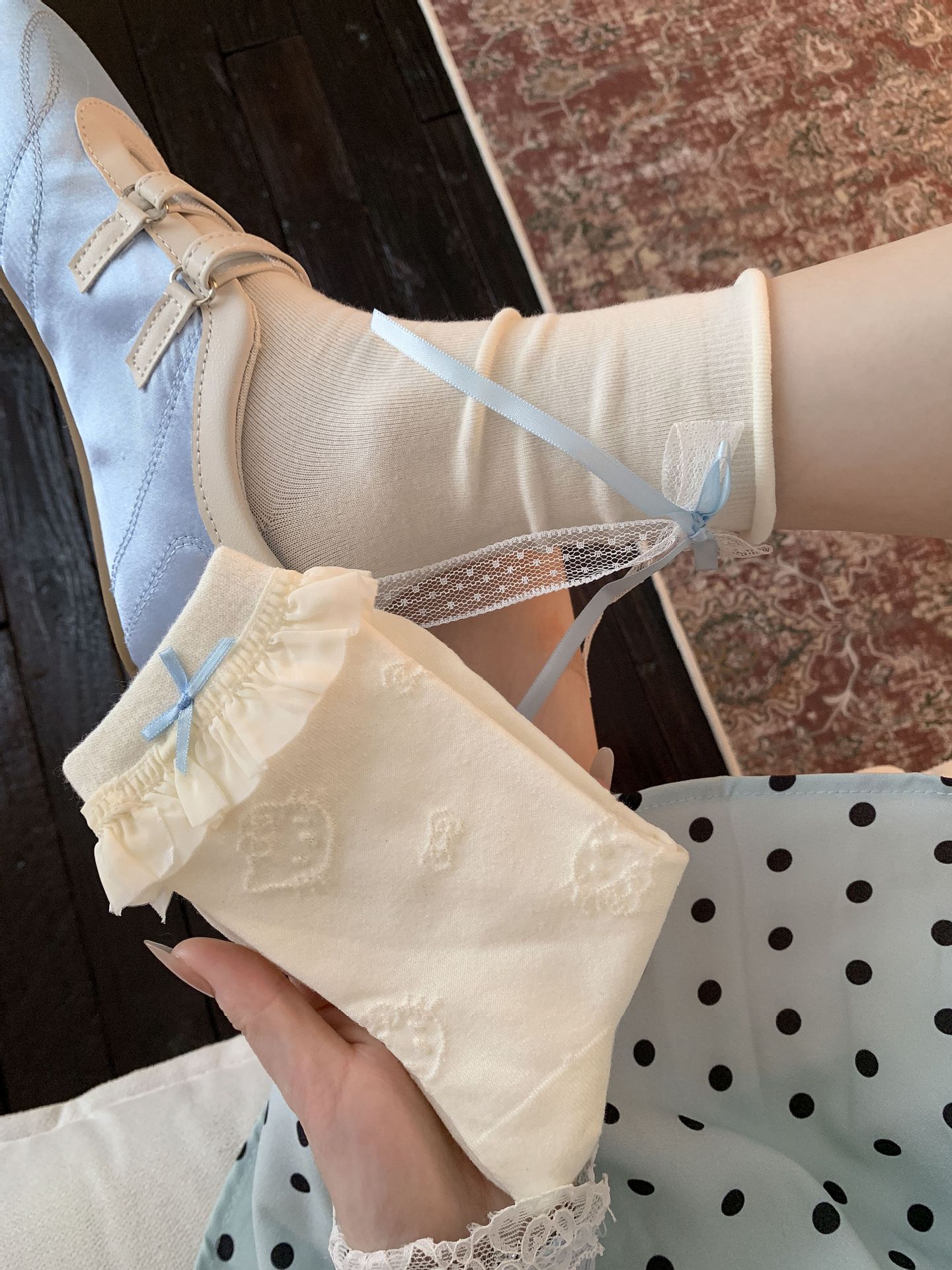 One-piece delivery service for Korean-style bow socks, MiU-style white and blue pile socks for women, new spring and autumn embroidered lace mid-calf socks pic 12