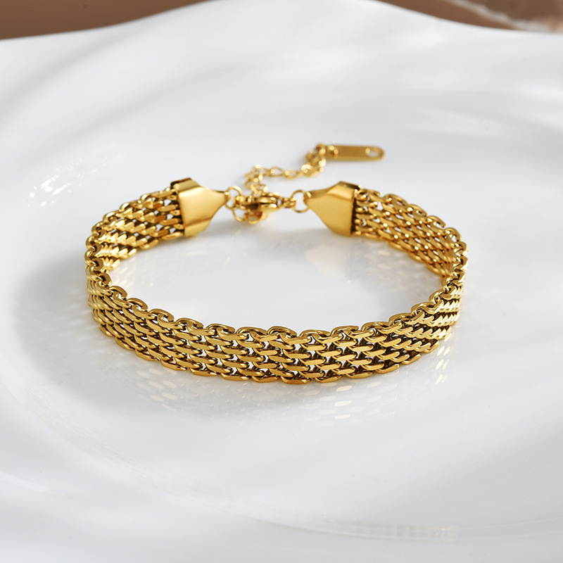 【 Hit Bracelet 2】 A K-gold cross-titanium steel bracelet with a high-end European and American style, a niche design, and a cold and cool look for women Application Scenario