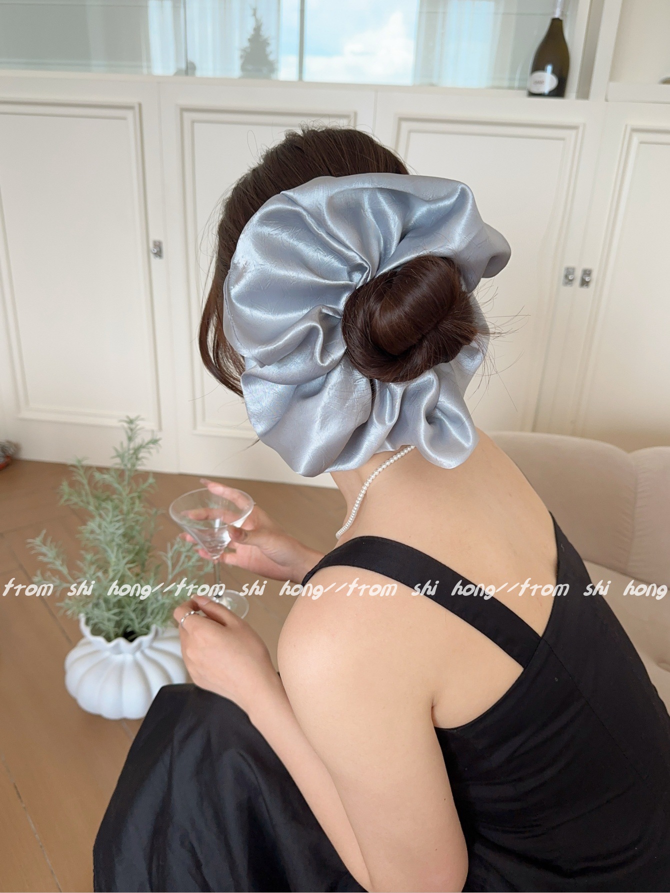 The oversized satin large intestine hair band with a high-end look for women is a new 2025 style bun and low ponytail hair accessory pic 12