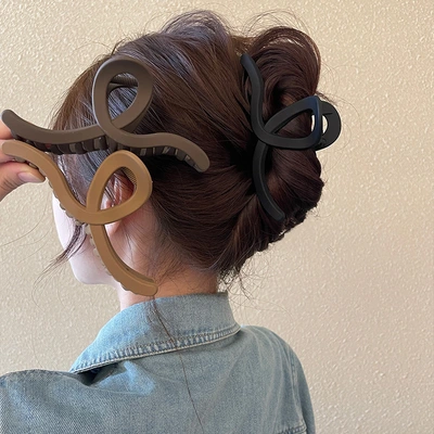 Simple Matte Grab Clip Women 2023 New Large Shark Clip Advanced Sense Back Hair Volume Hair Clip Fascinator