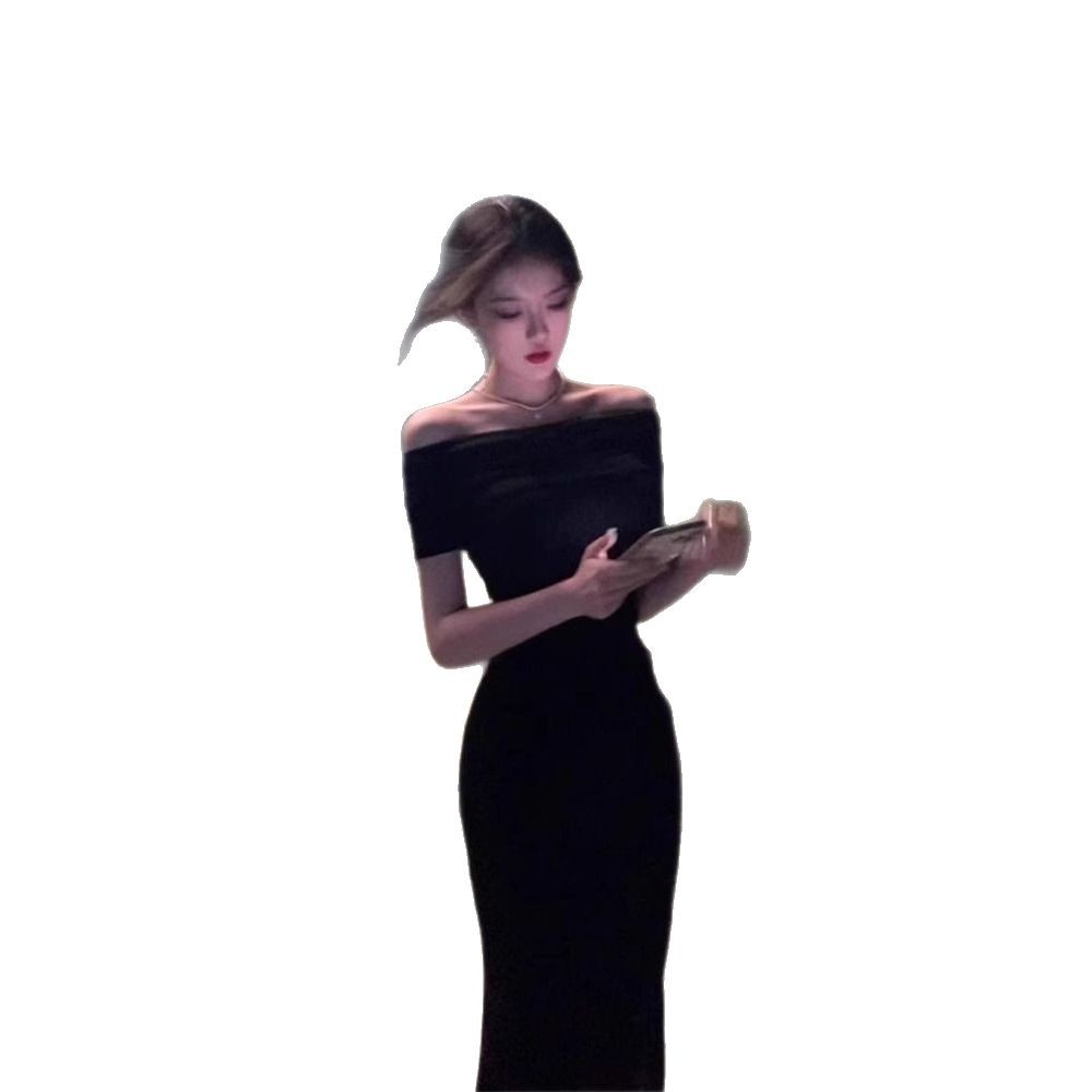 A sexy and mature woman wears a black one-shoulder dress, which exudes a summer charm. It's a figure-hugging and slimming long dress that cuts the waist and hips Item Picture