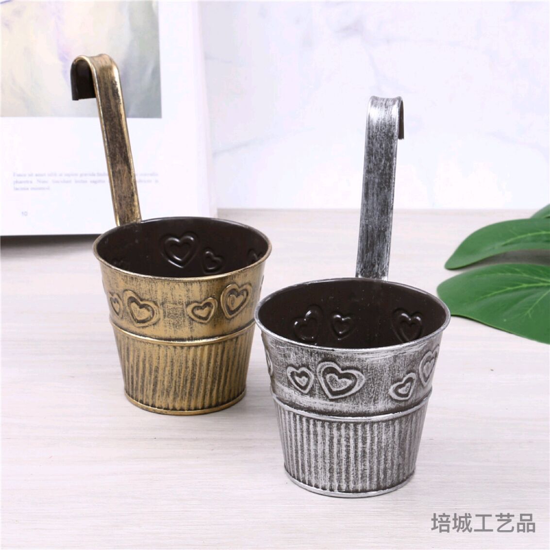 现货美式做旧铁皮挂钩桶铁花盆/阳台办公桌小花桶/田园风格吊挂盆产品图