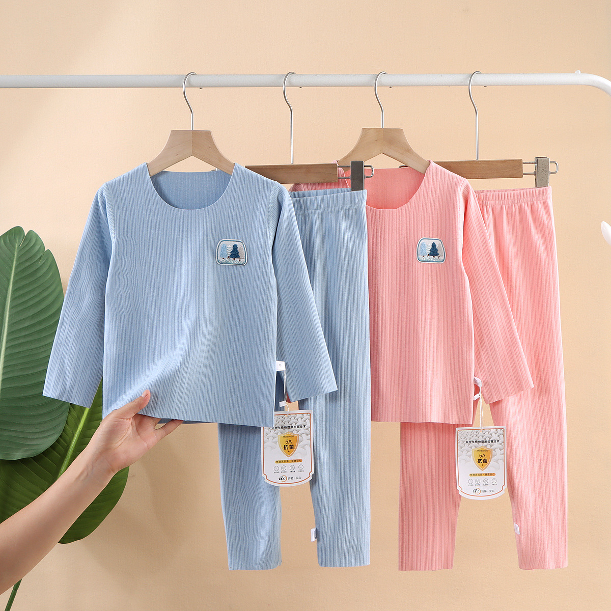 2022 Autumn/Winter new men's and girls' underwear sets, children's hair-smoothing hot boneless fleece traceless long Johns and long pants details Picture
