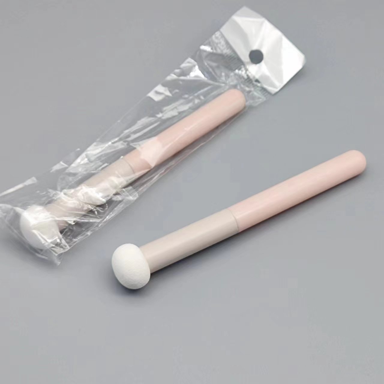Read Mercelia Small Steamed Bun Concealer Brush Mushroom Sponge Head Dress Non-Trace Large Area Acne Print Mini Brush details Picture