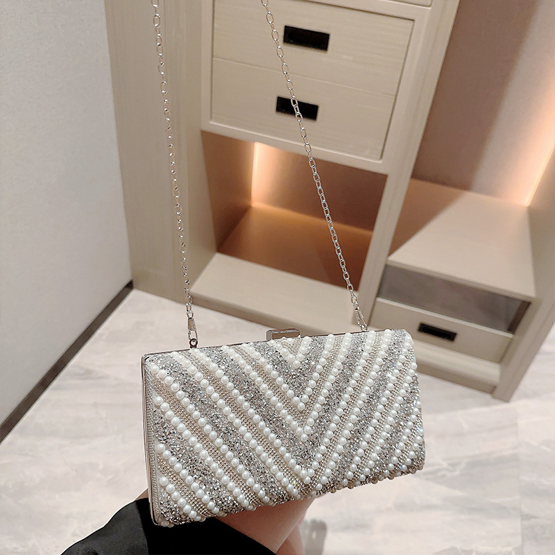 Cross-Border Socialite Pearl Dinner Bag Diamond-Encrusted Banquet Hand Bag Wedding Bag European And American Ladies Dress Bag Evening Bag Girl Application Scenario