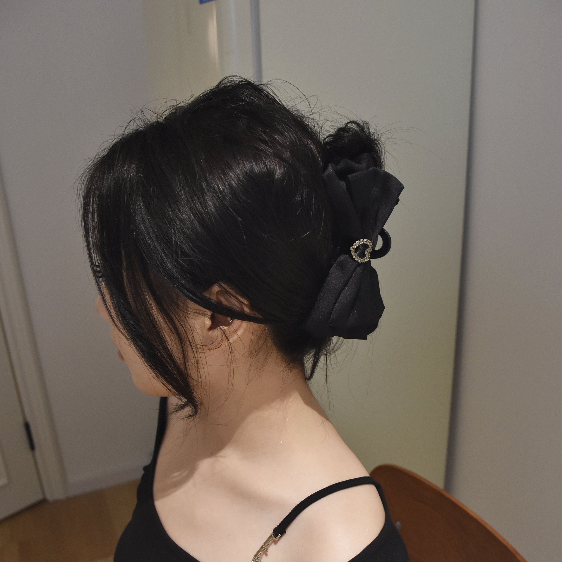 Korean-style light luxury hair clips, bow hair clips, shark clips, bubble grab clips, high-end and exquisite hair accessories, headwear for women Application Scenario