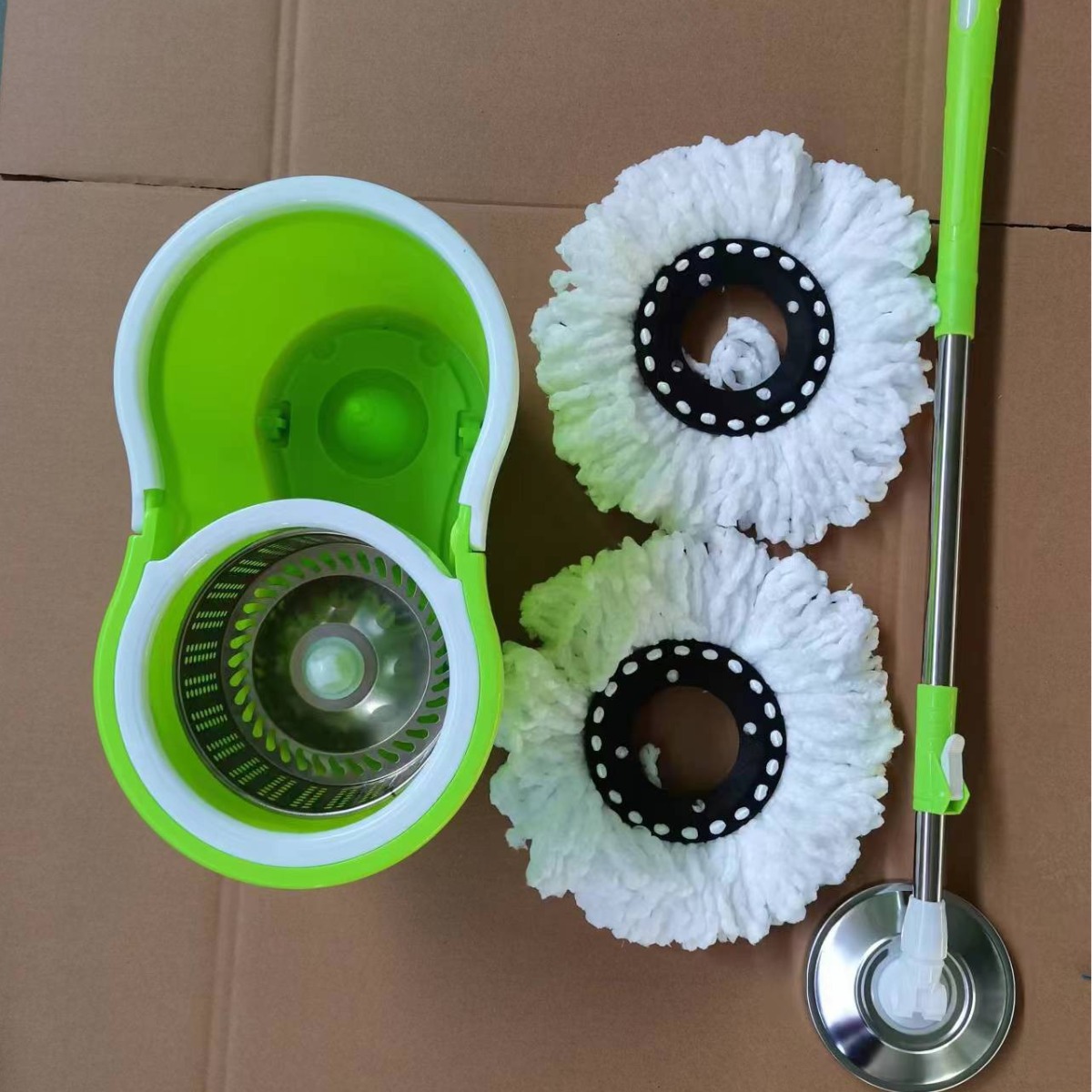 "Eight-shaped bucket rotating mop, lazy person's hand-washing mop set, household cleaning round head absorbent mop. Application Scenario
